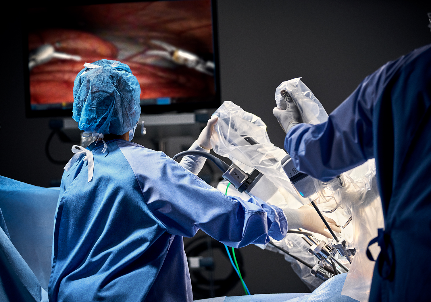 intuitive-da-vinci-xi-with-operating-room-staff-1060865-lo-res
